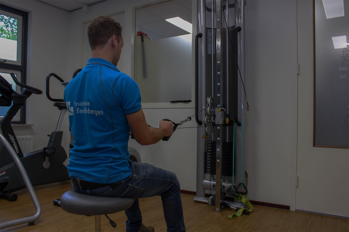 Oefenzaal van de praktijk met trainingsapparatuur