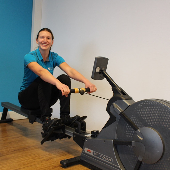 Sportfysiotherapie op de roeitrainer in de oefenzaal